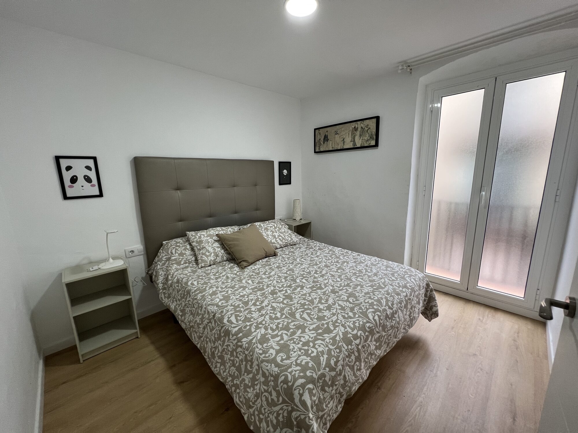 Salón con vigas de madera vistas en un piso del Raval