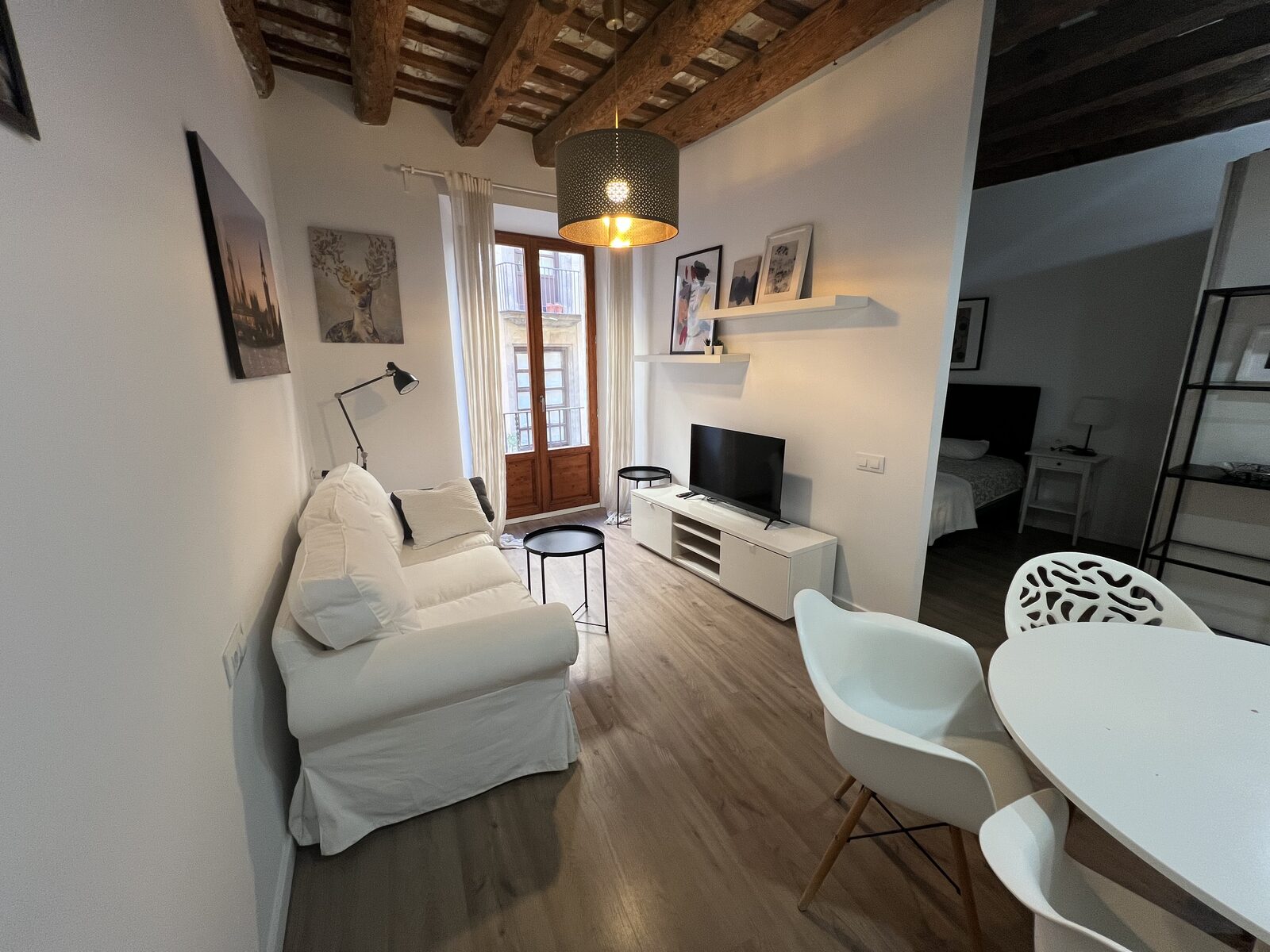 Salón de un piso junto al Arc de Triomf